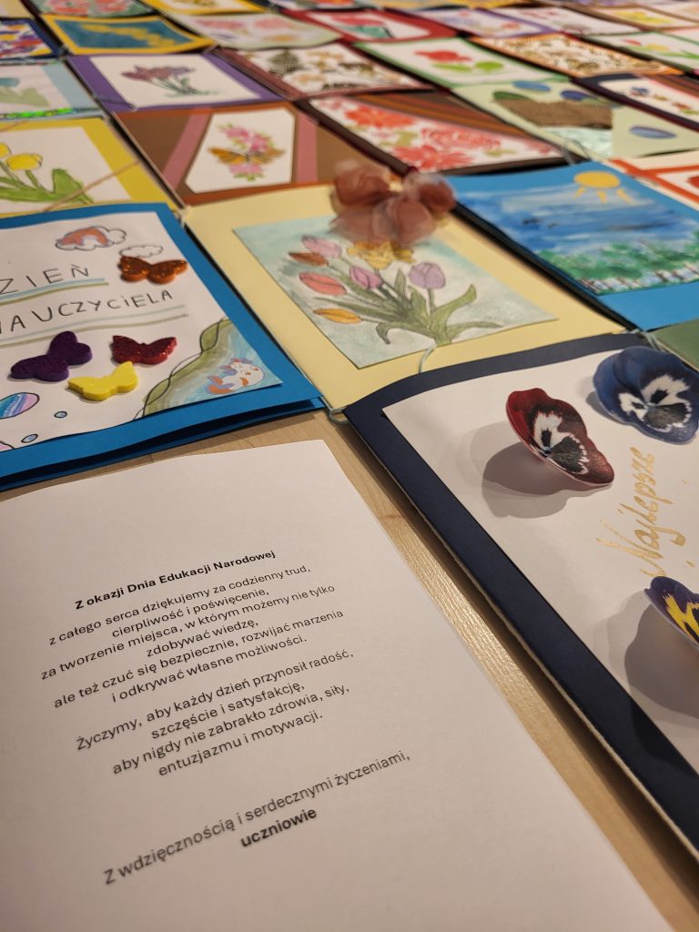 Kartki od uczniów z okazji Dnia Nauczyciela