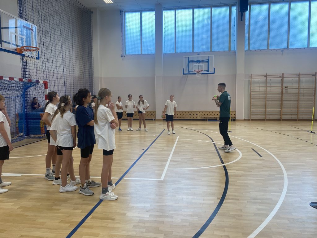 Wyjątkowi goście na treningach piłki ręcznej w naszej szkole - HANDBALLMANIA