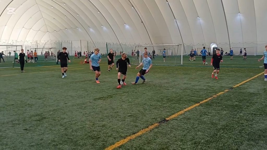 Turniej młodzieży szkolnej w Centrum Piłkarskim Ślęzy Wrocław.