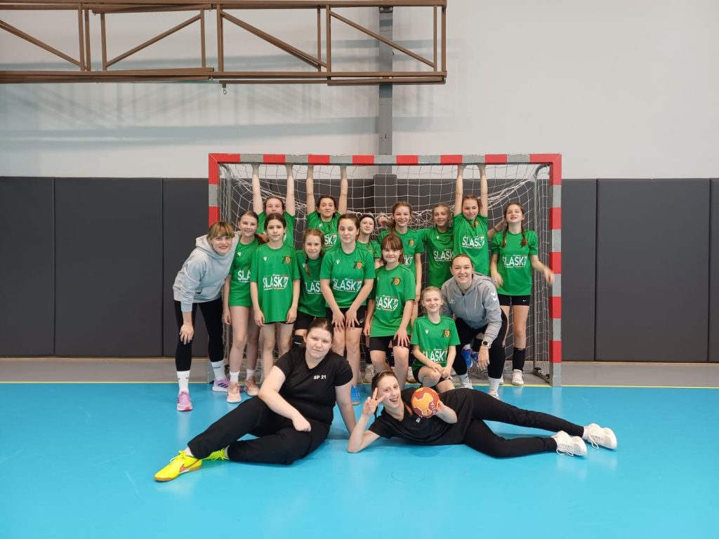 Nasze zawodniczki z brązowymi medalami w powiecie wrocławskim w piłkę ręczną !